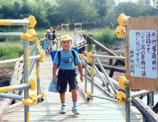 元気に天神橋を渡る小学生の写真：クリックすると大きくなります