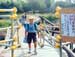 元気に天神橋を渡る小学生の写真