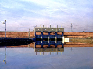 飯盛川の樋門の写真