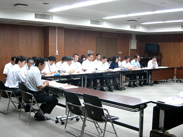 �E���̊F����̎ʐ^�F�N���b�N����ƑO�ɖ߂�܂�