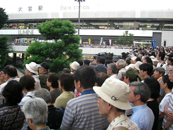 ��{�w�O�ł̎ʐ^�F�N���b�N����ƑO�ɖ߂�܂�