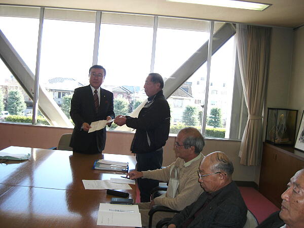 �ɗ��s���Ɛ�����̎ʐ^�F�N���b�N����ƑO�ɖ߂�܂�