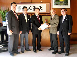 日本共産党坂戸市議団と伊利市長の写真：クリックすると大きくなります