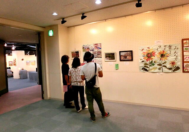 �ӏ܂��Ă���ʐ^�F�N���b�N����ƑO�ɖ߂�܂�