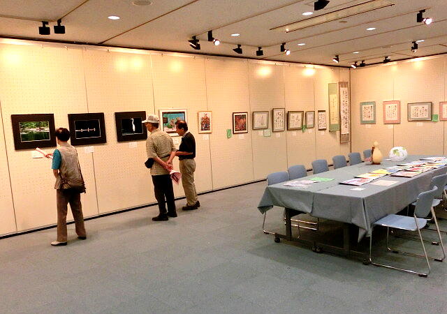 �ӏ܂��Ă���ʐ^�F�N���b�N����ƑO�ɖ߂�܂�