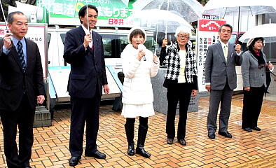 伊藤参院候補と県議選当選者の写真：クリックすると大きくなります