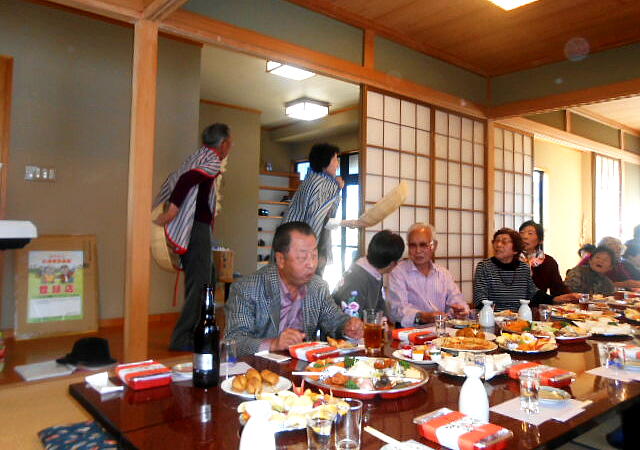 �Q���҂̎ʐ^�F�N���b�N����ƑO�ɖ߂�܂�