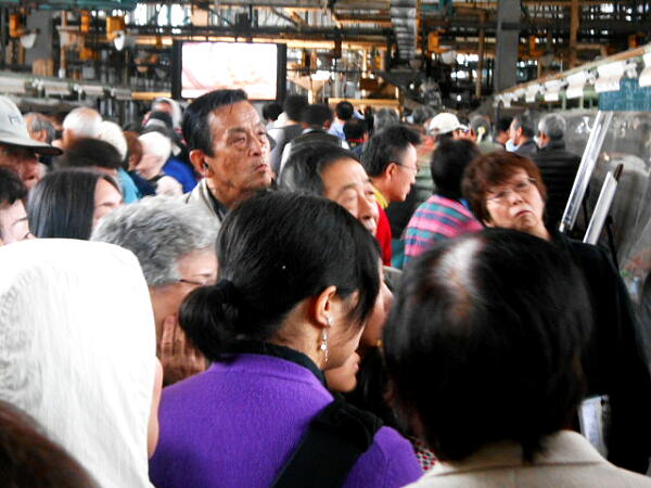 �����𕷂��Ă���̎ʐ^�F�N���b�N����ƑO�ɖ߂�܂�