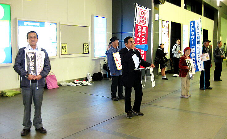 ��ˉw��k�ʘH�ł̎ʐ^�F�N���b�N����ƑO�ɖ߂�܂�