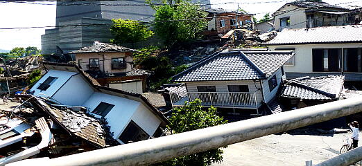 倒壊した家屋の写真：クリックすると大きくなります