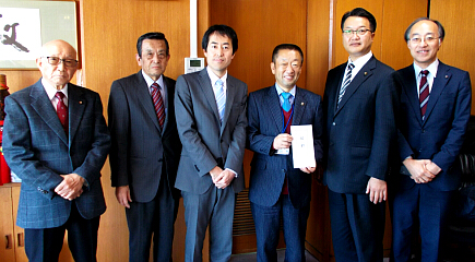 坂戸市議団と柴岡書記長と石川市長の写真：Enterすると大きくなります