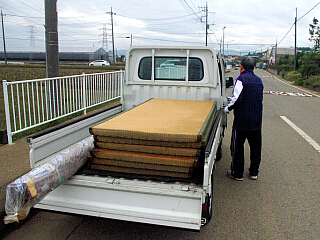 畳を積んだトラックの写真：Enterすると大きくなります