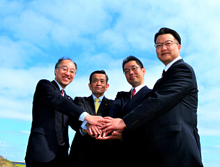 平瀬議員とあらい議員と宮坂さんと鈴木議員の写真：Enterすると大きくなります