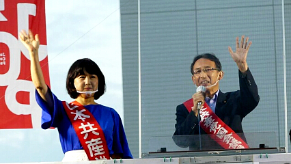 梅村候補と塩川議員の写真：Enterすると大きくなります